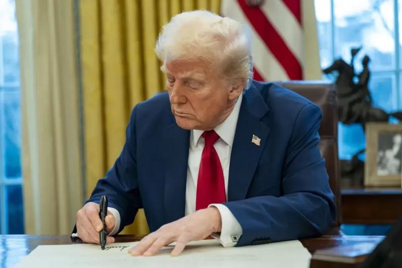 "Подорожают во всем мире": Трамп анонсировал указ о существенном снижении цен на лекарства в США