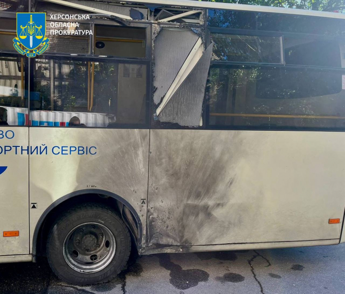 Последствия удара РФ по маршрутке в Херсоне и обстрела на Харьковщине: ранены пенсионеры, много разрушений